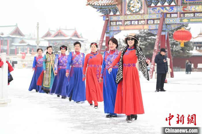 2月13日，老年人在呼和浩特市大召廣場拍照“打卡”?！⑽娜A 攝
