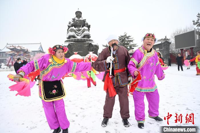 2月13日，秧歌隊在呼和浩特市大召廣場雪中起舞。　劉文華 攝