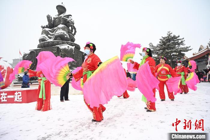2月13日，秧歌隊在呼和浩特市大召廣場雪中起舞。　劉文華 攝