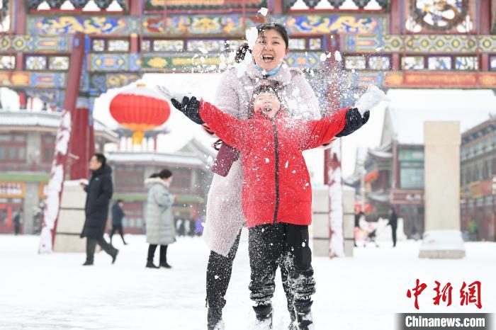 2月13日，家長與小朋友在呼和浩特市大召廣場享雪趣?！⑽娜A 攝