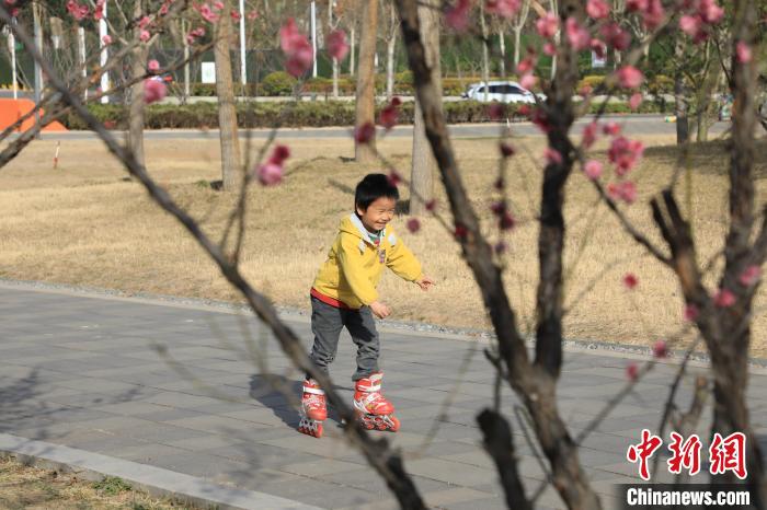 小朋友公園里玩耍?！∴囆?攝