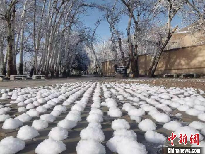 圖為春雪過后的莫高窟美不勝收?！≈鼙笕?攝