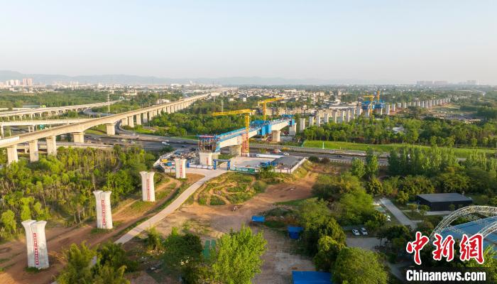 航拍正在建設的成都至自貢高速鐵路跨成都繞城高速公路連續(xù)梁施工現(xiàn)場?！⒅铱?攝