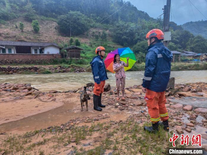 40名“火焰藍”冒雨挺進閩西失聯(lián)山村疏散轉移300余人