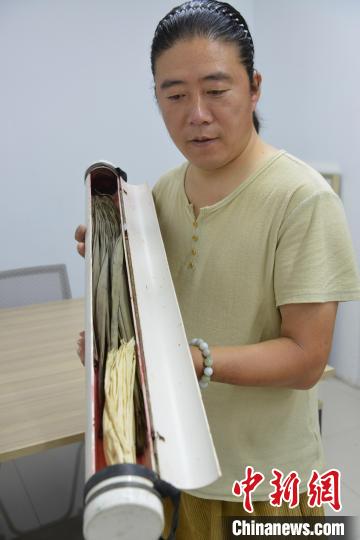 草編用的材料玉米皮、棕樹葉 李鵬茹 攝