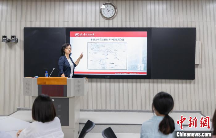 天津師范大學(xué)跨文化與世界文學(xué)研究院院長、教授郝嵐正在為同學(xué)們上課?！⊥踉谟?攝