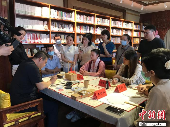9月14日，“月動臨秋扇”中華傳統(tǒng)文化沉浸式體驗活動在北京紀曉嵐故居舉辦。 陳建新 攝 陳建新 攝