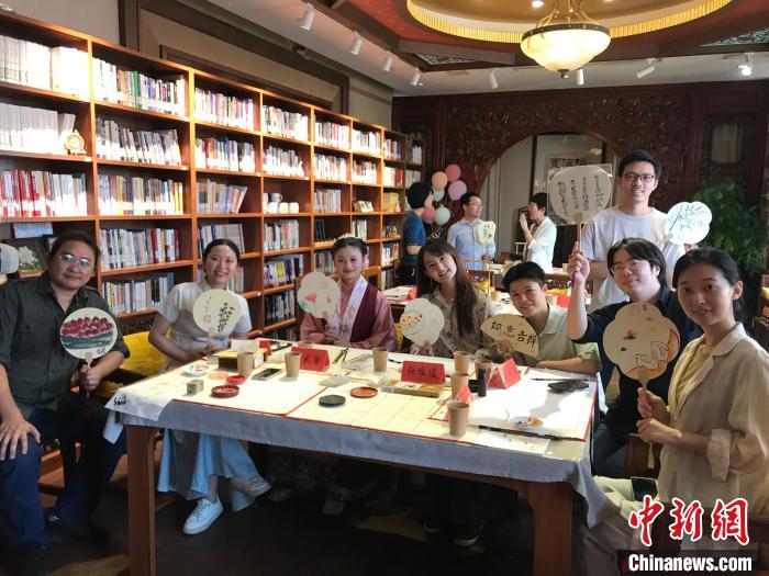 9月14日，“月動臨秋扇”中華傳統(tǒng)文化沉浸式體驗活動在北京紀曉嵐故居舉辦。陳建新 攝 陳建新 攝