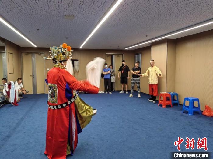 “天下第一團(tuán)”正在進(jìn)行練習(xí)。　昆山市文體廣電和旅游局供圖