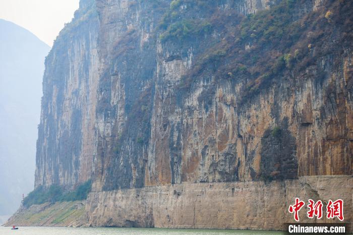 圖為瞿塘峽兩岸壯麗景致?！×簹J卿 攝