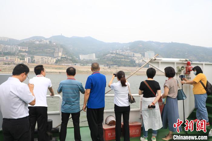 重慶市政協(xié)“同心聚力巴渝行”主題采訪團(tuán)15日走進(jìn)奉節(jié)，了解當(dāng)?shù)卣f(xié)委員護(hù)江成效。　梁欽卿 攝