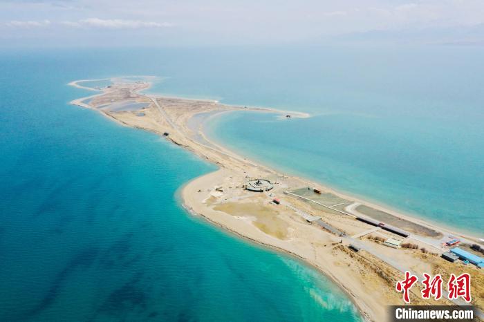 圖為青海湖?！±罱瓕?攝