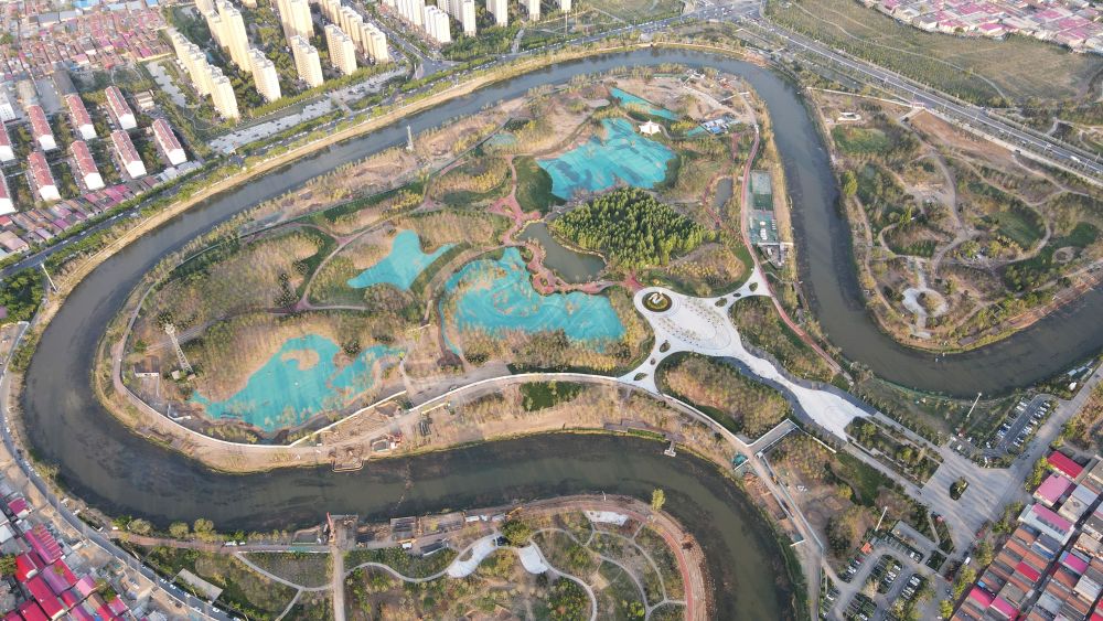 　圖為4月30日拍攝的河北滄州市區(qū)的大運(yùn)河“Ω”形河道。新華社發(fā)(傅新春 攝)