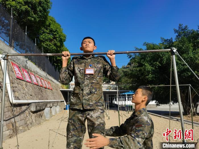 新兵尤云龍正在進行器械訓(xùn)練?！●R濤 攝