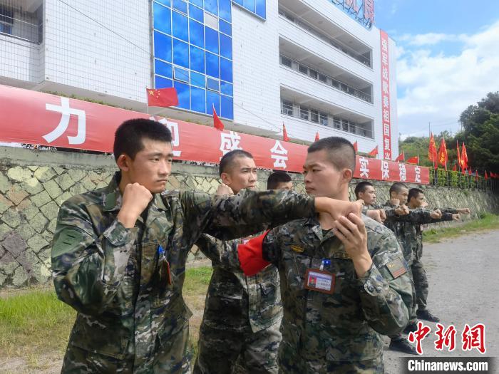 新兵尤云龍(左)不斷向一名合格軍人蛻變?！￡愴?攝