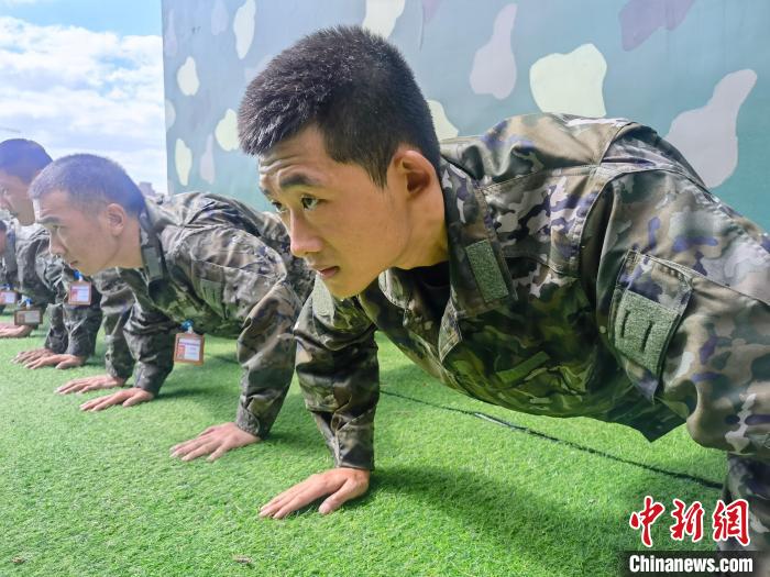 尤云龍正在和戰(zhàn)友進行體能訓(xùn)練?！×志杆?攝