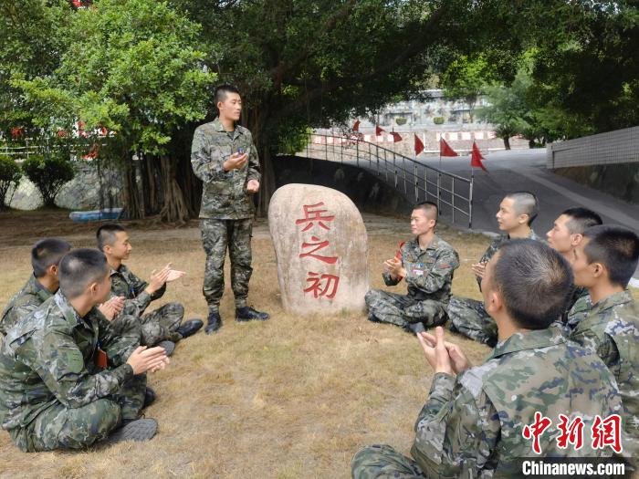 尤云龍為戰(zhàn)友講述父輩保家衛(wèi)國的故事?！＄姛樋?攝