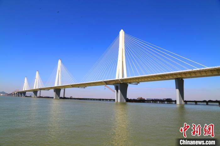 建設(shè)中的珠海金海特大橋?！∶蠎c虎 攝