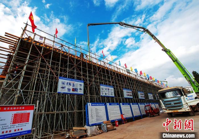 圖為渝昆高鐵云南段境內(nèi)首座大橋連續(xù)梁混凝土澆筑施工現(xiàn)場(chǎng)?！『螀矽i 攝
