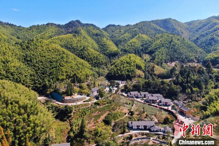 航拍江西井岡山市神山村，青山環(huán)繞，風(fēng)景秀美?！⒘?攝
