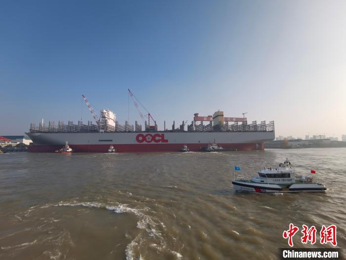 海巡艇在現(xiàn)場(chǎng)引導(dǎo)水上交通?！∧贤êＪ戮止﹫D