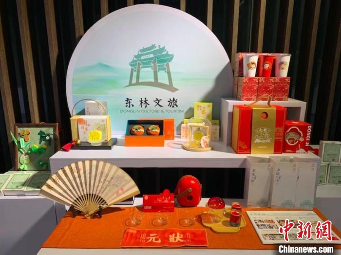 發(fā)展論壇現(xiàn)場展出的無錫城市文創(chuàng)作品?！O權(quán) 攝
