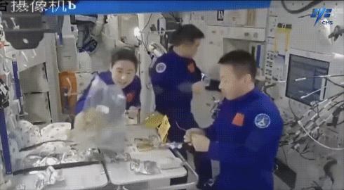 神舟十四號航天員在軌品嘗美食。圖片來源：中國載人航天工程辦公室官方微信