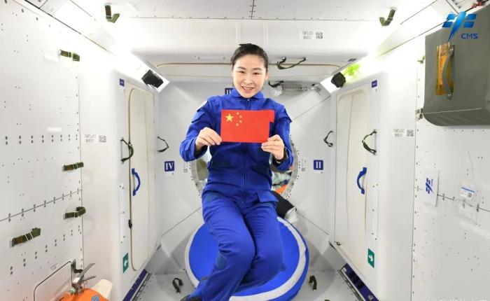 航天員劉洋背后是問天實(shí)驗(yàn)艙睡眠區(qū)。圖片來源：中國載人航天工程辦公室官方微信