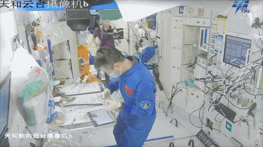 開展水樣微生物檢測。圖片來源：中國載人航天工程辦公室官方微信