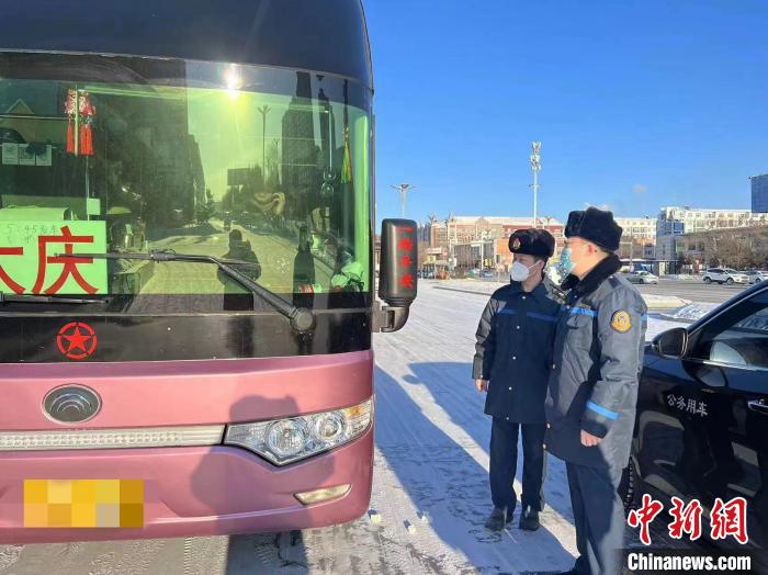 交通執(zhí)法人員檢查客運(yùn)車(chē)輛手續(xù)?！『邶埥〗煌ㄟ\(yùn)輸廳供圖