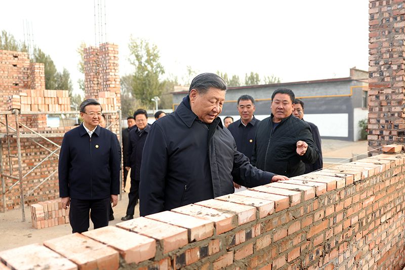 2023年11月10日，習(xí)近平總書記在河北保定涿州市刁窩鎮(zhèn)萬(wàn)全莊村房屋重建施工現(xiàn)場(chǎng)考察。