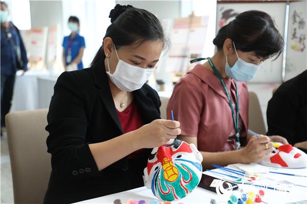 展覽會現(xiàn)場，泰國民眾體驗畫臉譜。人民網(wǎng)記者 趙益普攝