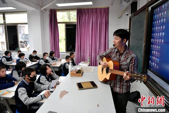 圖為3月16日，張家豪在福建福州延安中學(xué)教學(xué)。 <a target='_blank' href='/'><p  align=