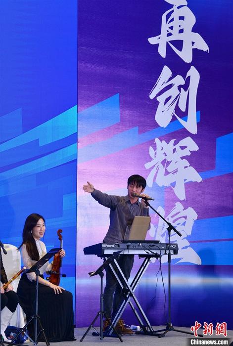 圖為3月9日，福建福州，張家豪(右)與林佳臻在臺上演出。 <a target='_blank' href='/'><p  align=