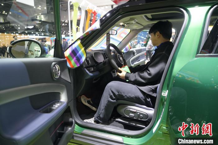 圖為觀眾在展會(huì)試駕車輛?！⑿?攝