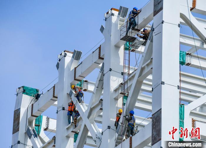 圖為海南商業(yè)航天發(fā)射場1號工位建設現(xiàn)場，工人正緊鑼密鼓施工?！●樤骑w 攝