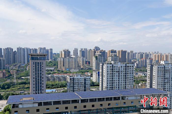 圖為輝騰能源在重慶市九龍坡區(qū)留學(xué)生創(chuàng)業(yè)園屋頂建設(shè)的光伏發(fā)電示范項(xiàng)目?！∈茉L企業(yè)供圖