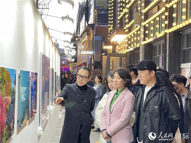韓國(guó)中小風(fēng)險(xiǎn)企業(yè)部長(zhǎng)官李永參觀梨泰院街頭藝術(shù)展。實(shí)習(xí)生 許鵬飛攝