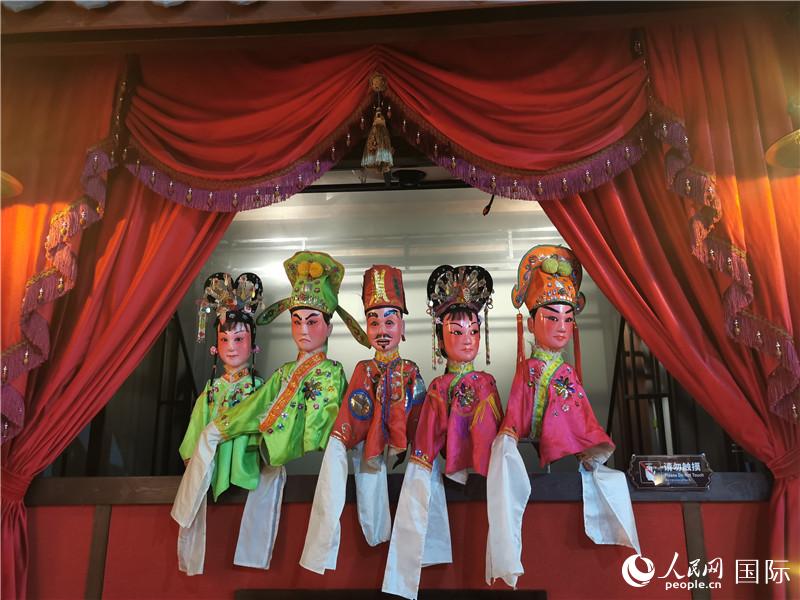 3D公仔戲臺(tái)。人民網(wǎng)記者 符園園攝