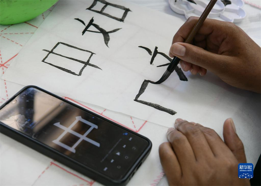 4月18日，肯尼亞學(xué)生在內(nèi)羅畢大學(xué)孔子學(xué)院舉辦的活動上寫毛筆字?？夏醽唭?nèi)羅畢大學(xué)孔子學(xué)院18日舉辦“中文，增進文明對話”主題活動，慶祝即將到來的第14個聯(lián)合國中文日?？夏醽唽W(xué)生參與互動，進行書法、剪紙、唱中文歌等活動。新華社記者 韓旭 攝