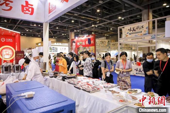 活動現(xiàn)場人頭攢動?！≌憬∩虅?wù)廳 供圖