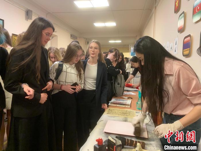 4月21日，莫斯科國立語言大學(xué)孔子學(xué)院附屬中學(xué)舉辦“國際中文日”活動，學(xué)生們體驗雕版印刷。　莫斯科國立語言大學(xué)孔子學(xué)院 供圖