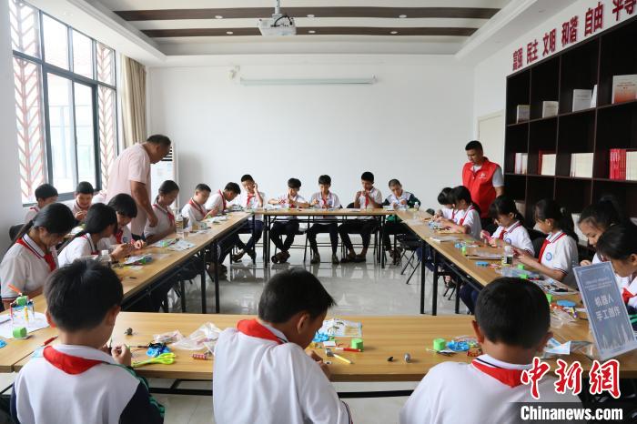 4月24日，中國航天日主題活動海南文昌分會場開展航天機器人手工創(chuàng)作體驗課?！》钊?攝