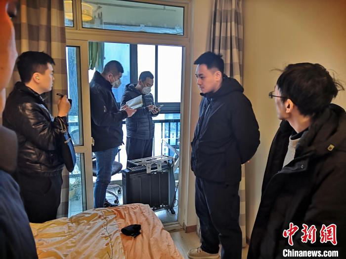 丹東市公安局民警抓捕犯罪嫌疑人，在其家中進行搜查?！〉|市公安局供圖