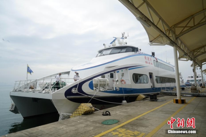5月3日，“新捷安”輪載著157名乘客從廈門啟航前往金門，這是“新捷安”輪入列廈金航線后的首個(gè)航班。廈門海事局執(zhí)法人員對(duì)船舶進(jìn)行了全面的開(kāi)航前檢查，確保首航安全。“新捷安”輪總長(zhǎng)43米、船寬10.5米、型深3.61米，載客量350人，是現(xiàn)有廈金客運(yùn)航線參營(yíng)客船中載客定額最大的雙體穿浪高速客船，用以替換原有的“捷安”輪。福建海事 供圖