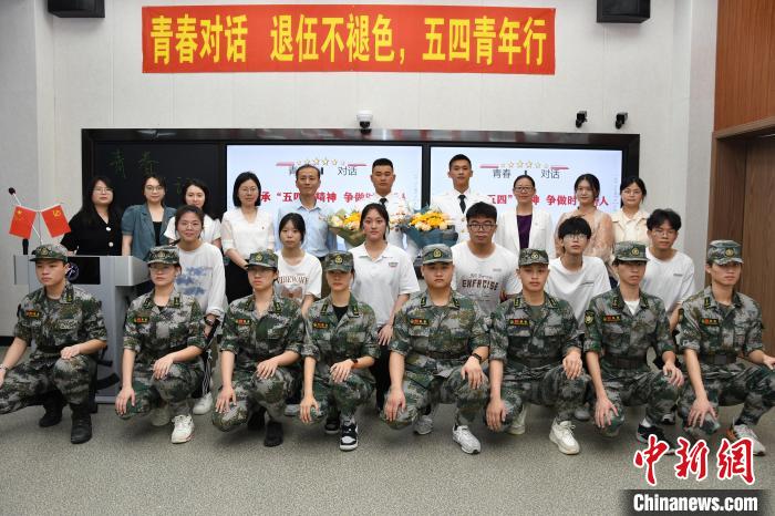 受邀功臣同師生代表合影?！≌闹菔型艘圮娙耸聞?wù)局供圖