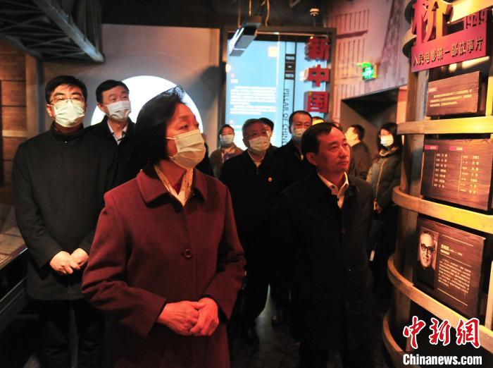 臺盟中央主席蘇輝近日率調(diào)研組赴吉林開展重點(diǎn)考察調(diào)研。圖為在長影舊址博物館考察吉林特色文化產(chǎn)業(yè)發(fā)展?！「啐埌?攝
