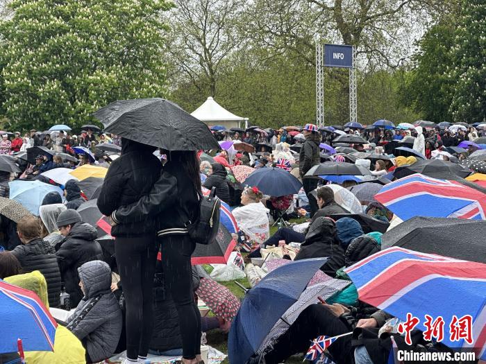 當?shù)貢r間5月6日，英國國王查爾斯三世的加冕儀式舉行。民眾雨中觀看儀式?！W陽開宇 攝