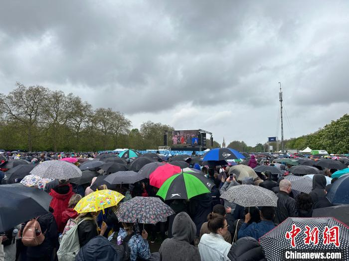 當?shù)貢r間5月6日，英國國王查爾斯三世的加冕儀式舉行。民眾雨中觀看儀式?！W陽開宇 攝