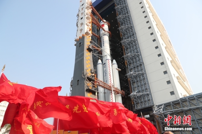 圖為轉(zhuǎn)運(yùn)現(xiàn)場。攝影 邱立軍 黃國暢